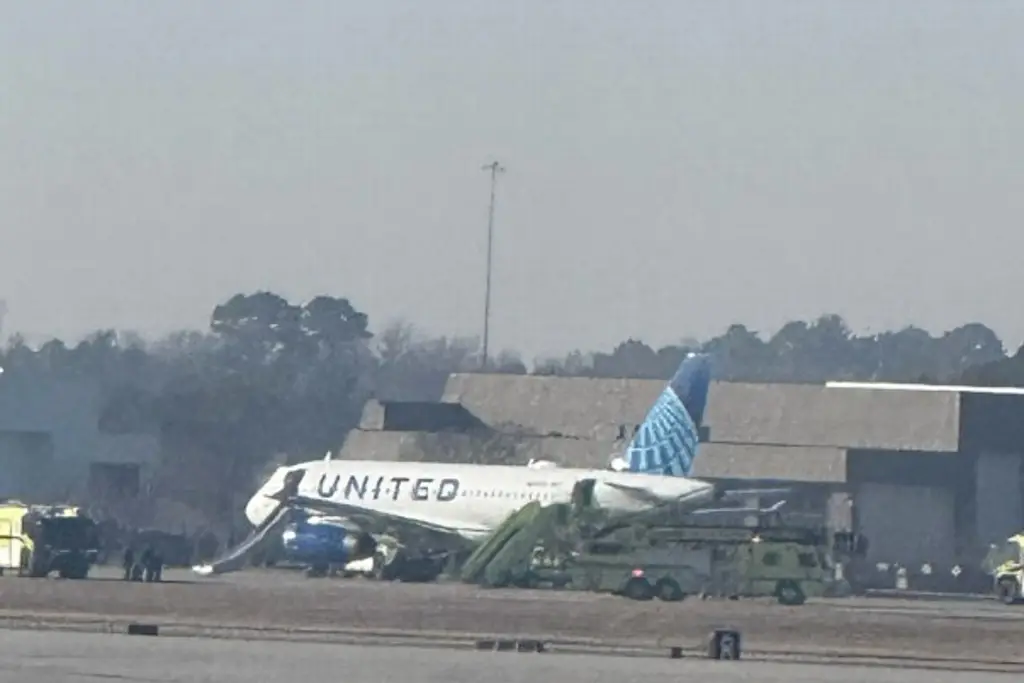 Imagen Avión de United Airlines se incendia al despegar en Houston (+Video)