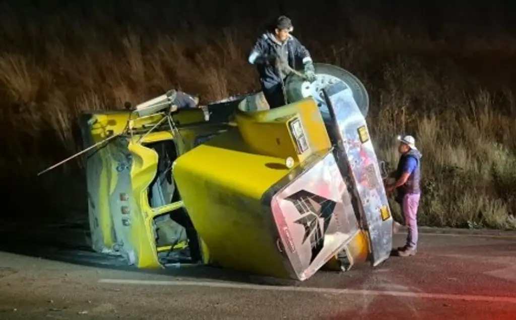 Imagen Vuelca tráiler en autopista de Veracruz; hay dos heridos