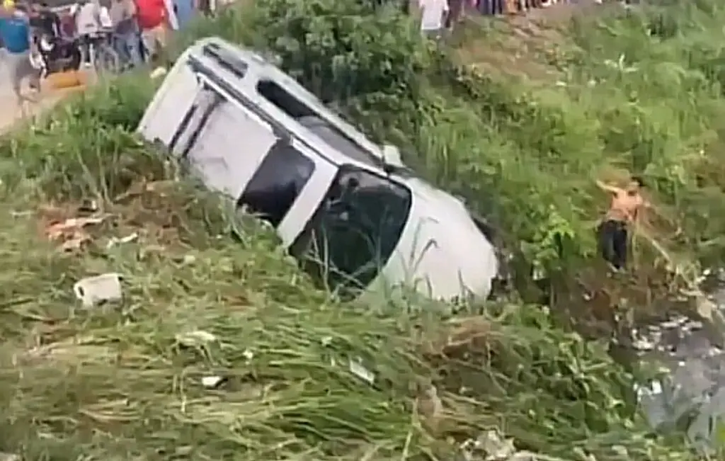 Imagen Al menos 5 muertos, incluidos 3 menores, tras volcar vehículo en carretera de Honduras