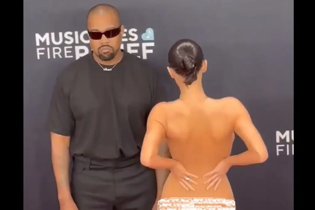 Imagen Pareja de Kanye West se 'desnuda' en plena alfombra roja de los Grammy (+Video)