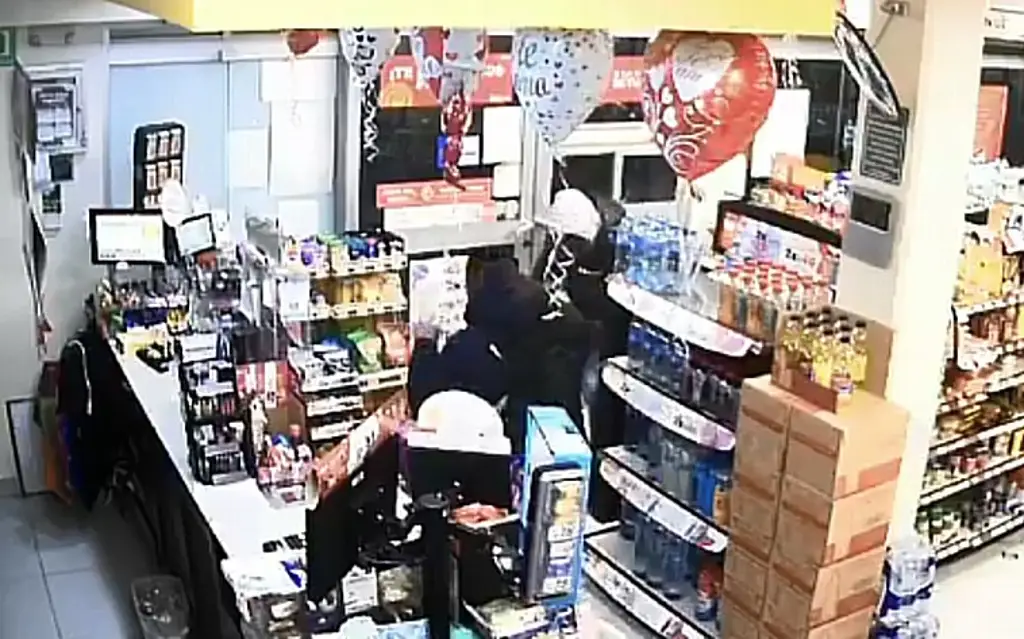 Imagen Policía frustra asalto y mata a ladrón a balazos en tienda de conveniencia (+Video)