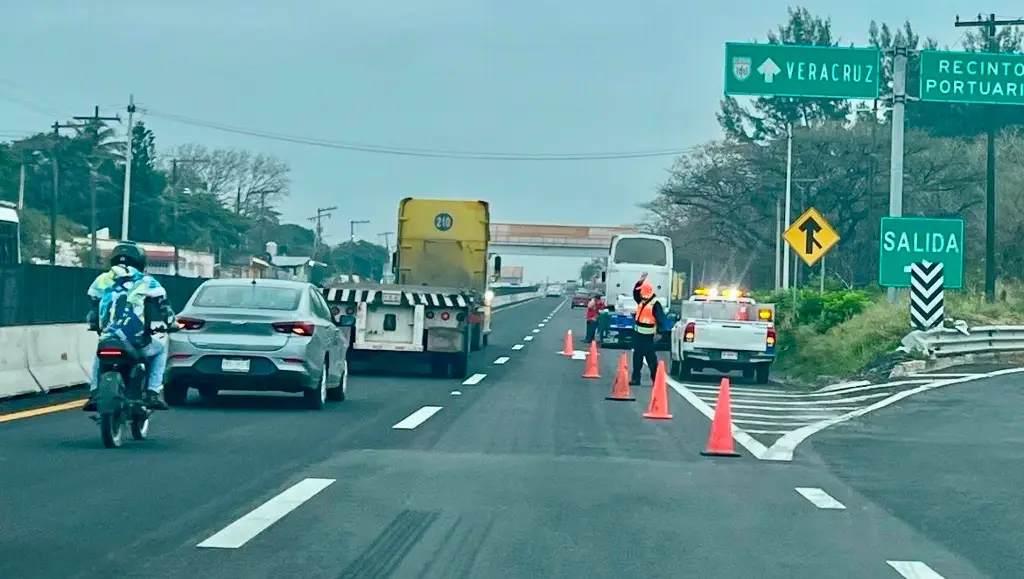 Imagen Reportan tráiler estacionado sobre la carretera Cardel-Veracruz 