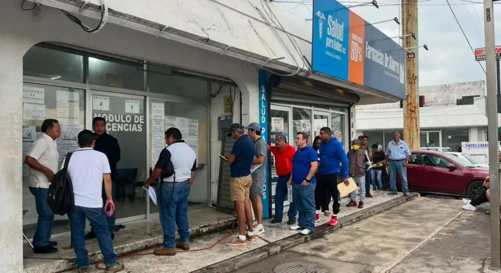 Imagen Desde la madrugada hacen fila para tramitar la licencia de conducir en el módulo de Cuauhtémoc en Veracruz