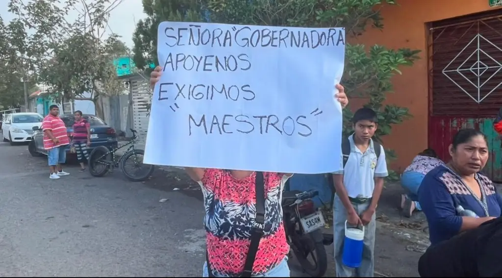 Imagen Por falta de maestros padres de familia toman instalaciones de Secundaria en Veracruz 