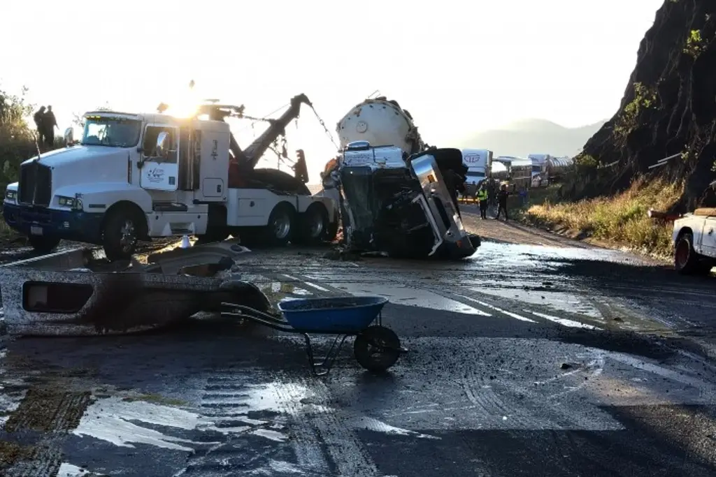 Imagen Volcadura de tráiler colapsa autopista Orizaba-Puebla