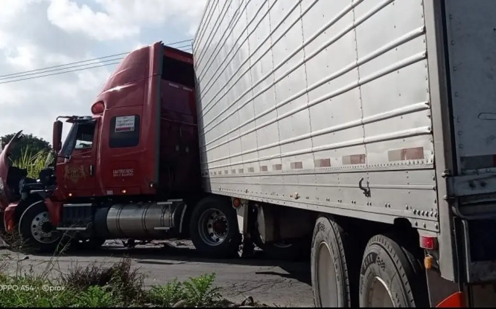 Imagen Chocan de frente 2 camiones en carretera de Veracruz; hay 2 lesionados 