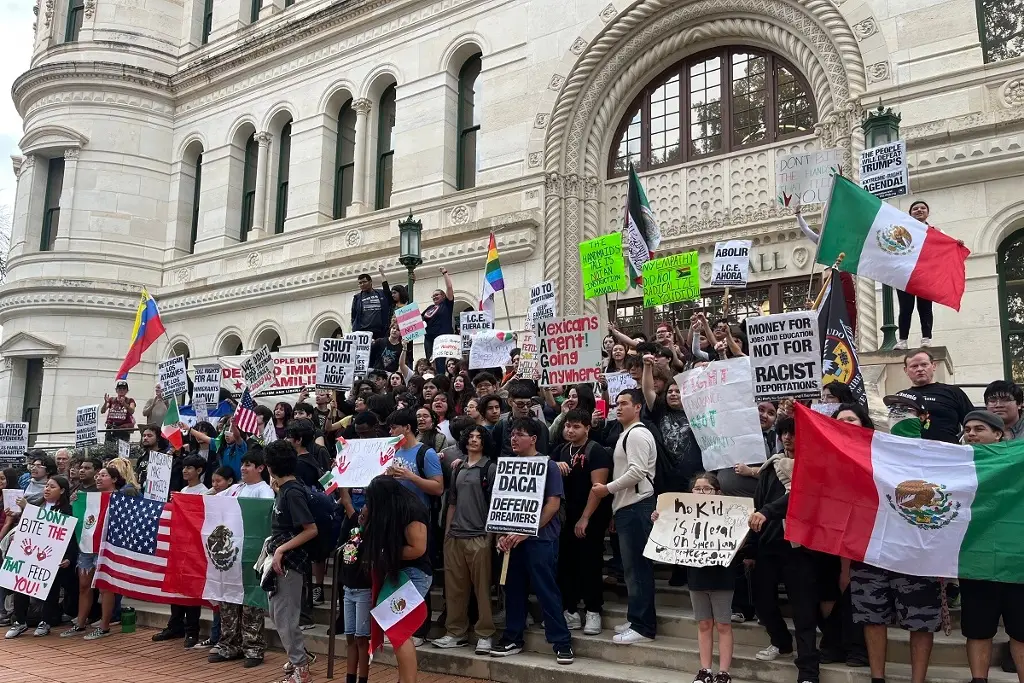 Imagen Estudiantes de bachillerato en Texas protestan en contra de las deportaciones