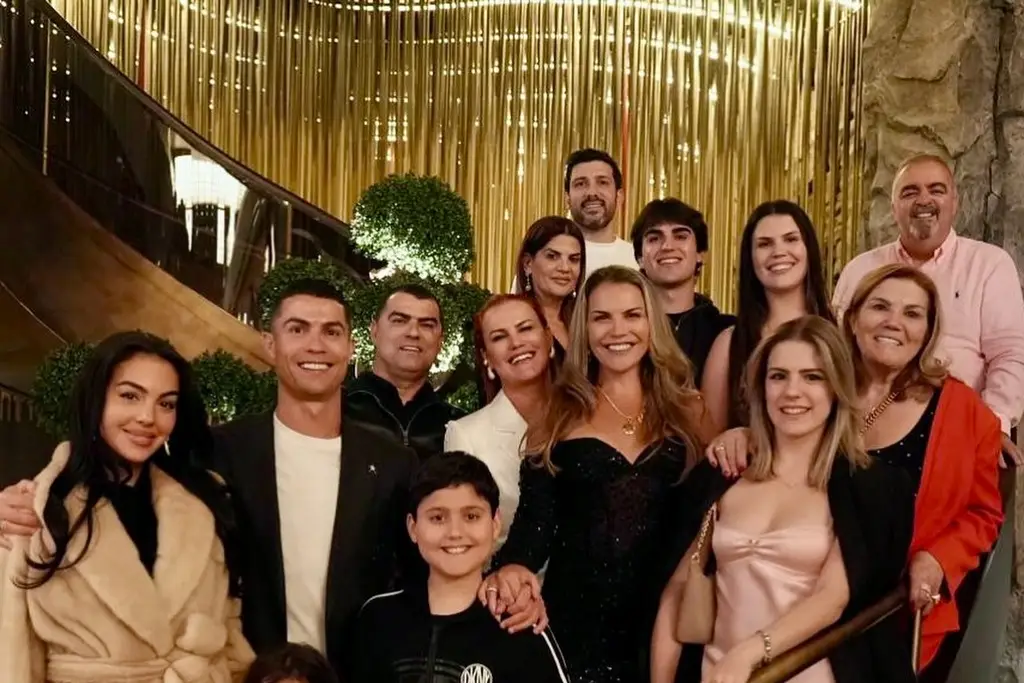 Imagen Los mejores pasos de Cristiano Ronaldo con su madre al celebrar sus 40 años (+Video)
