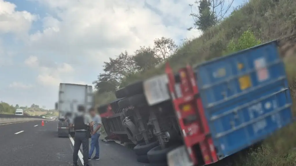 Imagen Cierre parcial por volcadura de tráiler en autopista con dirección al puerto de Veracruz