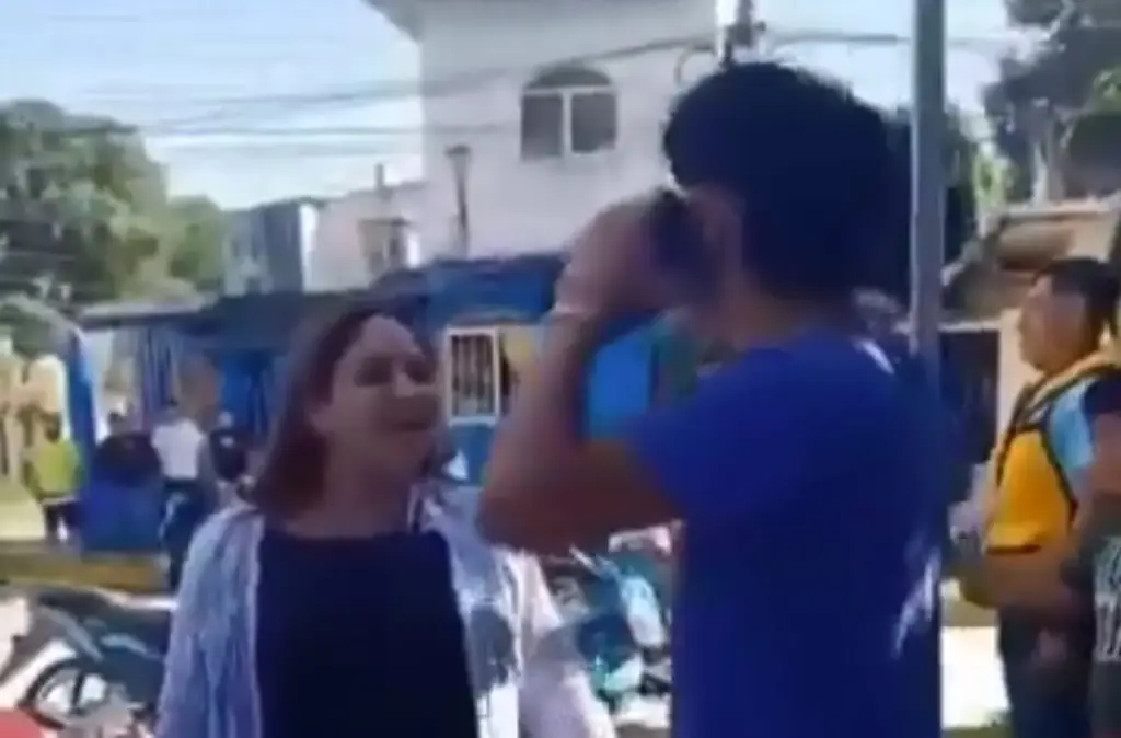 Imagen Joven 'noquea' a su madre tras reprenderlo por accidente en moto (+Video)