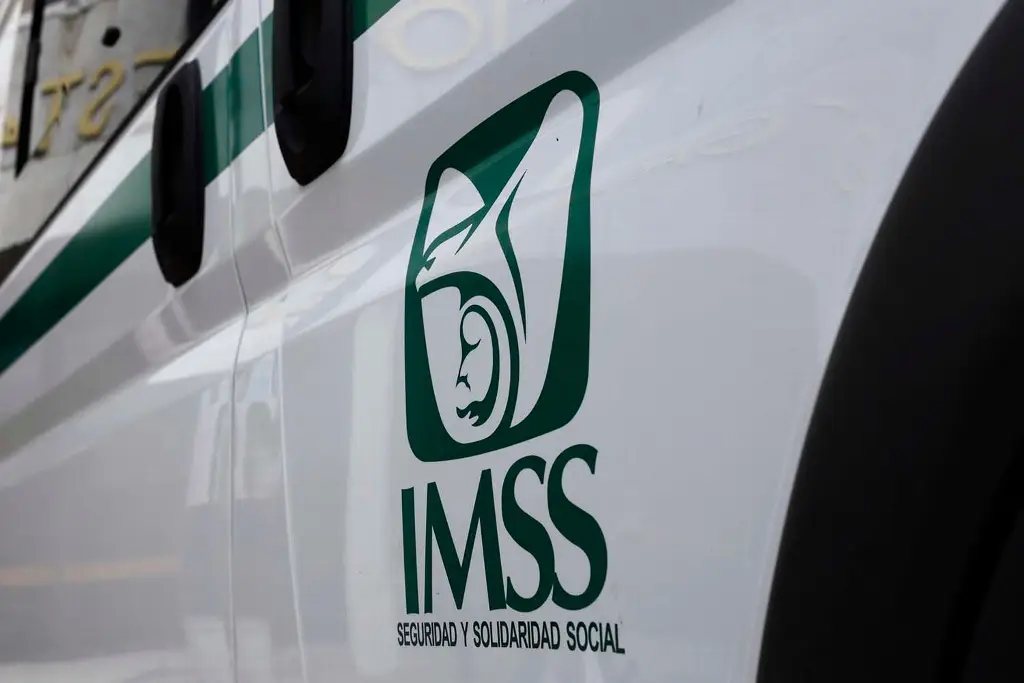 Imagen IMSS rechaza comportamiento de trabajadores besándose; los envía a comisión disciplinaria 