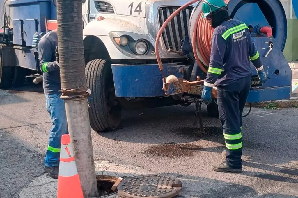 Imagen Atienden drenaje tapado y fuga de aguas negras en Boca del Río