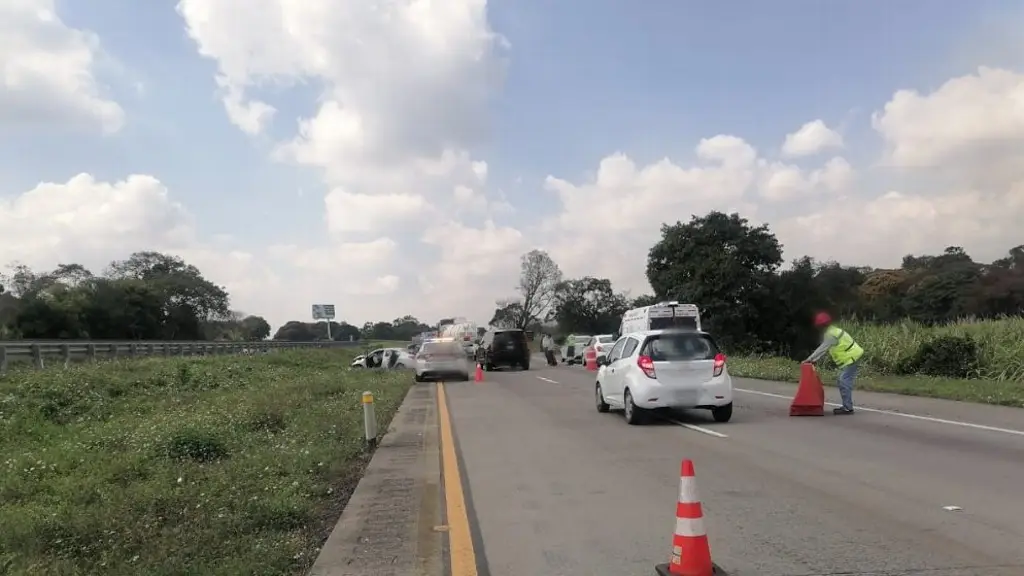 Imagen Fuerte accidente en autopista de Veracruz; hay cierre parcial 