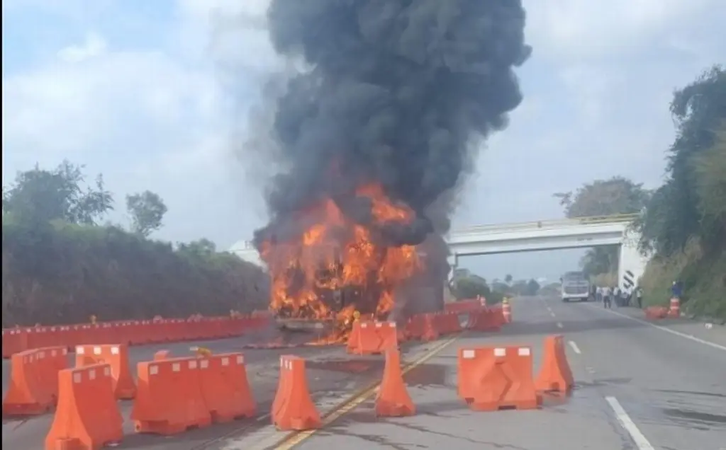 Imagen Se incendia autobús en autopista de Veracruz; registra pérdida total 