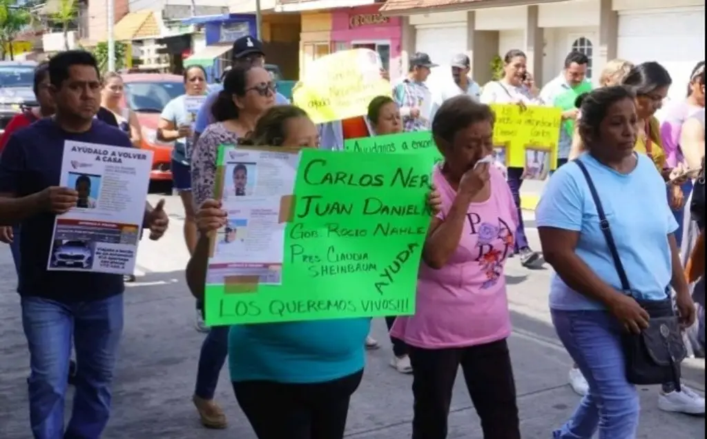 Imagen Marchan en Paso del Macho, Veracruz; exigen el regreso de hermanos que están desaparecidos