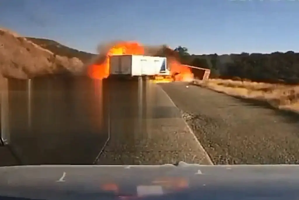 Imagen Captan 'brutal' carambola entre 5 tráileres que dejó 2 muertos en autopista (+Video)