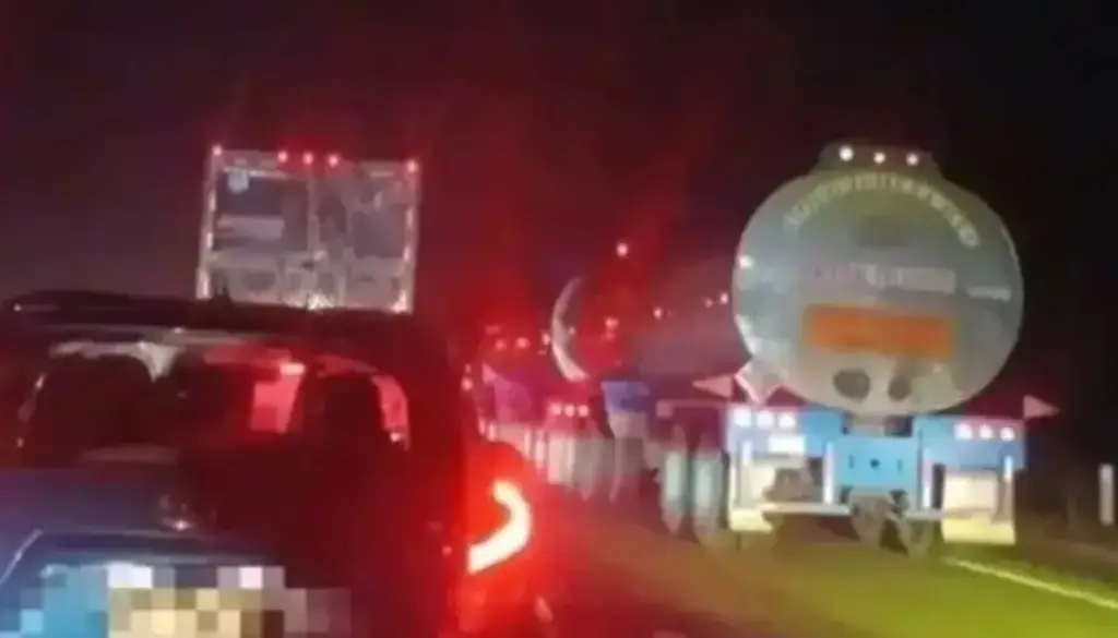 Imagen Chocan tractocamiones y carros particulares en autopista de Veracruz; hay cierre parcial 