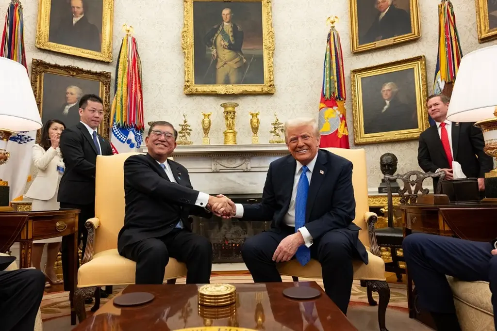 Imagen Trump recibe a primer ministro de Japón con la mira en reducir el déficit comercial