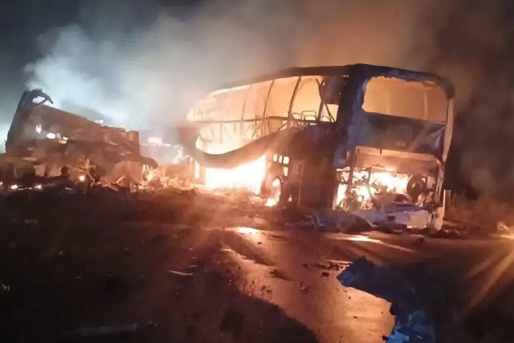 Imagen Deja decenas de muertos choque de autobús con tráiler en carretera de Campeche