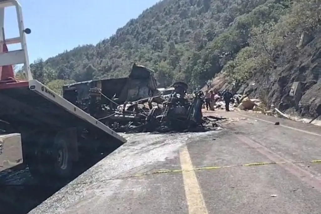 Imagen Tráiler choca y se incendia en la autopista Puebla-Orizaba; muere conductor