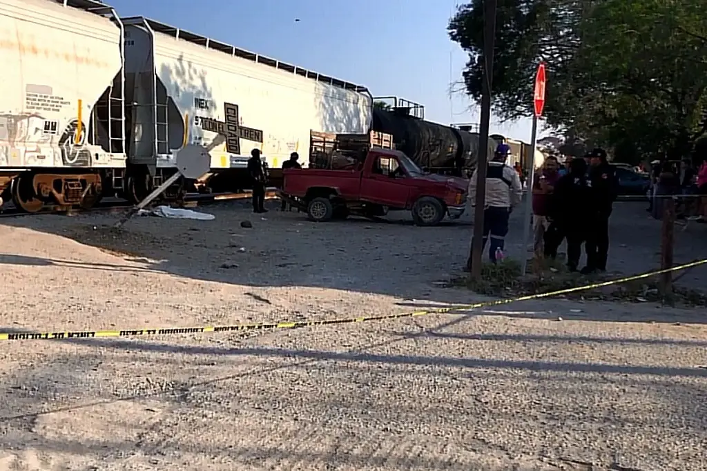 Imagen Muere conductor de camioneta tras intentar ganarle el paso al tren