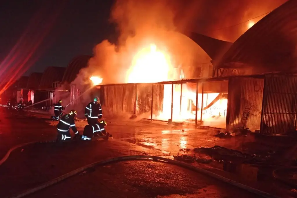 Imagen Incendio arrasa con 70 locales de Central de abastos de CdMx; hay 2 lesionados