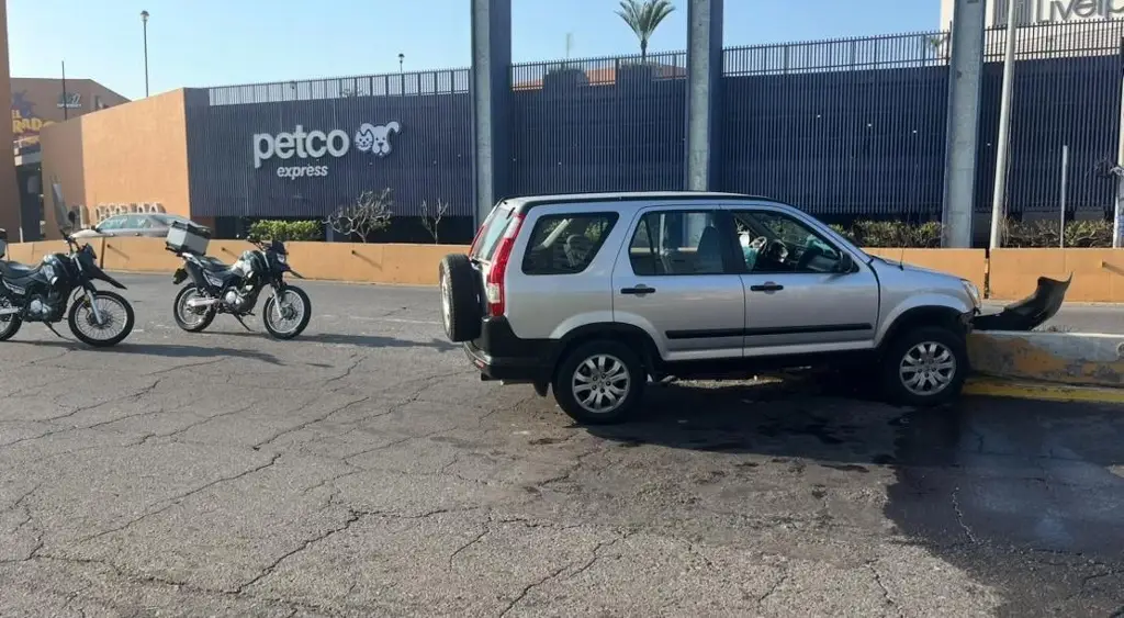 Imagen Abandonan camioneta tras choque en puente del Dorado