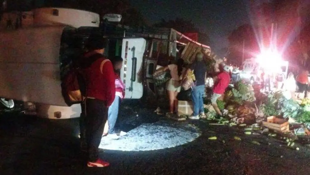 Imagen Reportan accidente que causa cierre y actos de rapiña en autopista de Veracruz