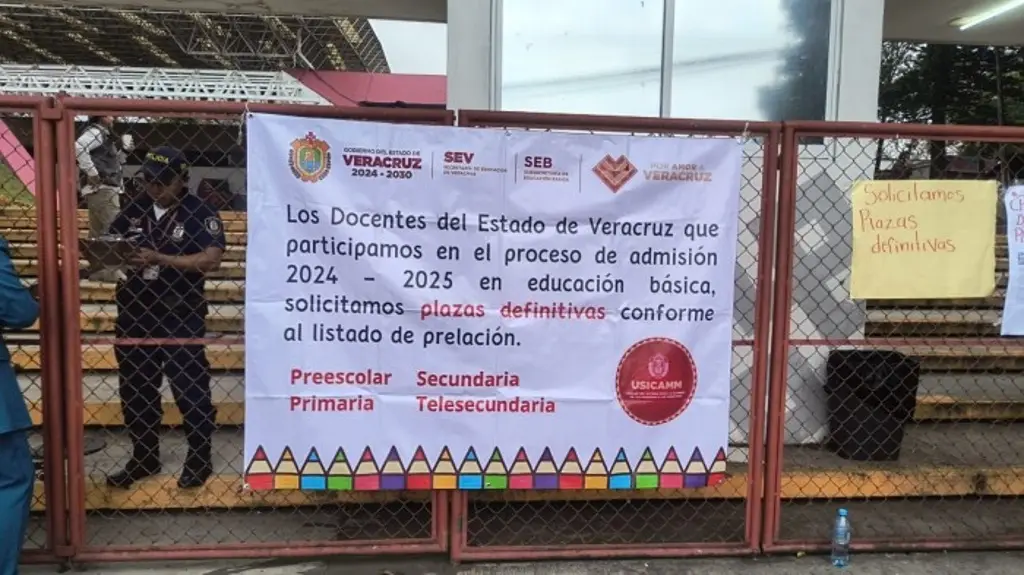 Imagen Docentes se manifiestan en la SEV; exigen entrega de plazas definitivas y dicen no a los interinatos