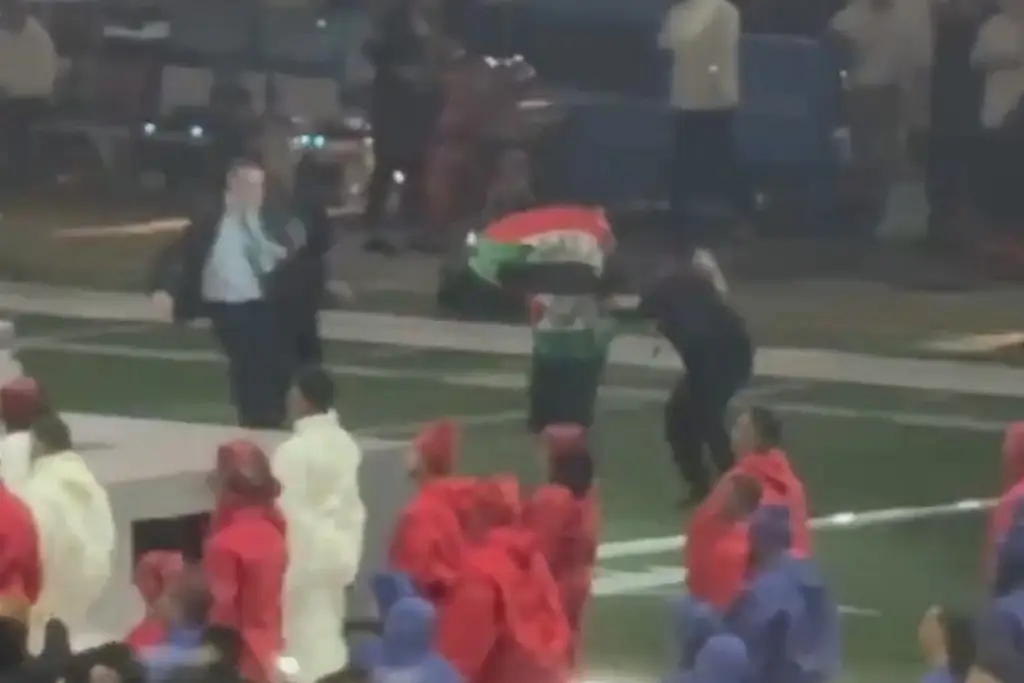 Imagen Irrumpe manifestante con bandera Palestina en medio tiempo del Super Bowl (+Video)