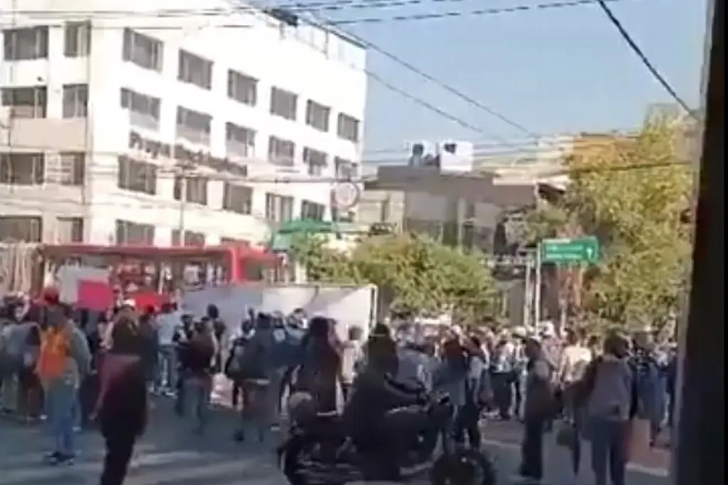 Imagen Bloquean miles de locatarios vialidades en CDMX; 'temen perder patrimonio' (+Video)