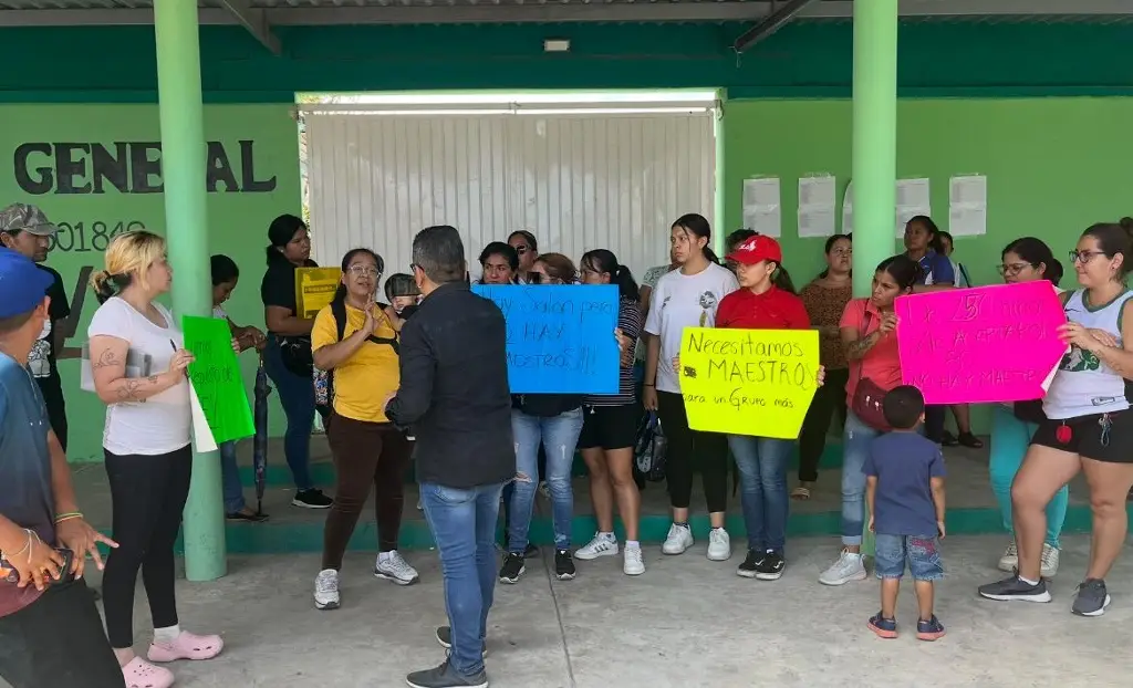 Imagen Padres de Familia se manifiestan frente a la Secundaria Carlos Fuentes, piden abrir otro grupo para alumnos de nuevo ingreso