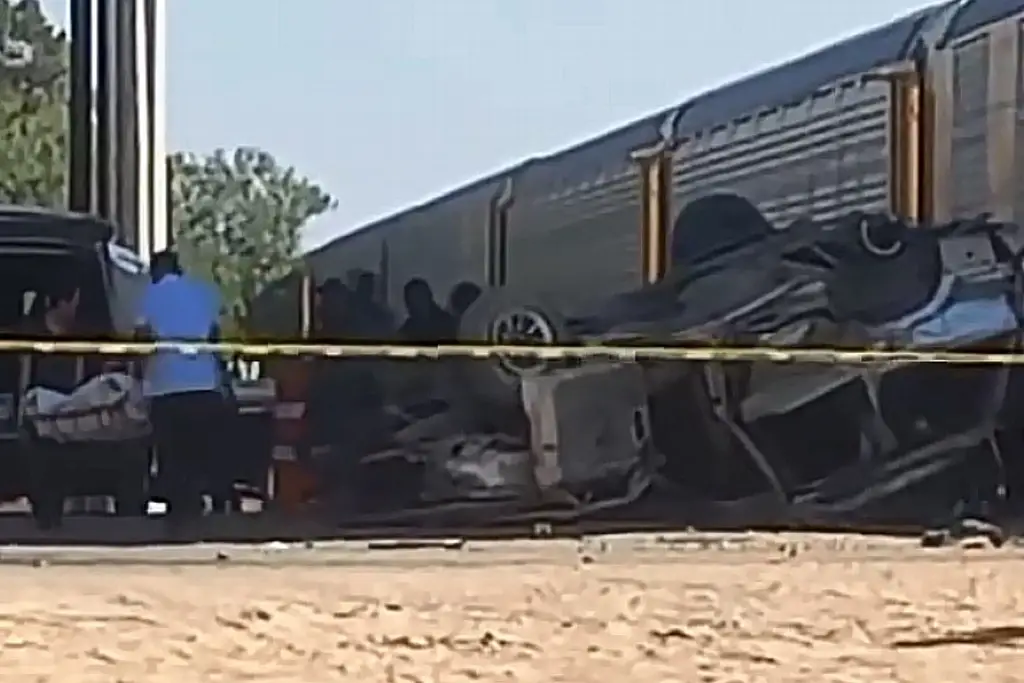 Imagen Tren arrolla camioneta que intentó ganarle el paso; reportan 2 muertos y una menor herida