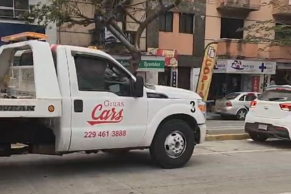 Imagen Retiran vehículos estacionados en zonas prohibidas en la avenida 20 de noviembre en Veracruz 