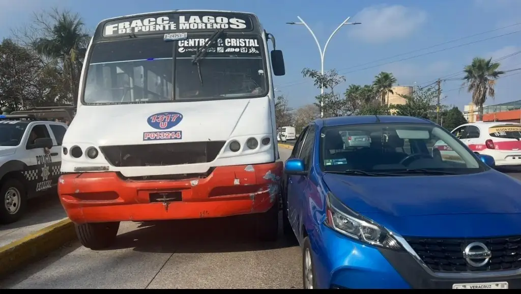 Imagen Accidente entre un camión de pasaje y un vehículo particular en Ejército Mexicano causa caos vial