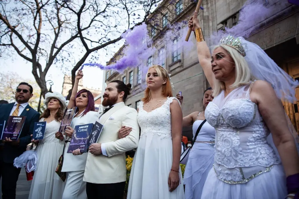 Imagen Exigen justicia en casos de violencia vicaria, vestidas de novia, con traje y smoking