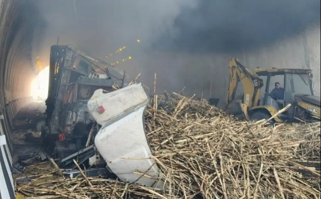 Imagen Vuelca y se incendia camión torton en autopista de Veracruz; se quedó sin frenos 