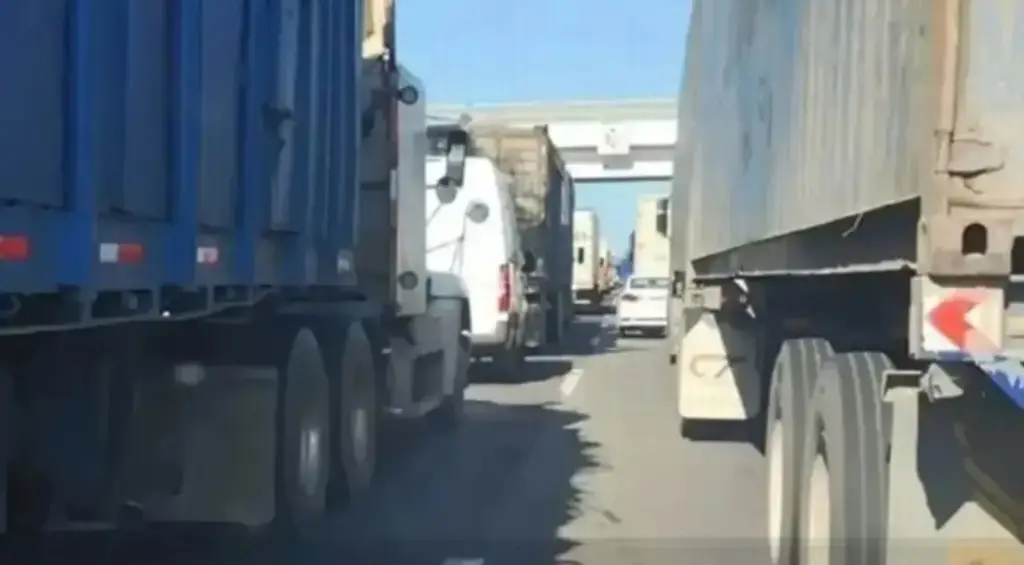 Imagen Hay alta carga vehicular en caseta de cobro en autopista de Veracruz 