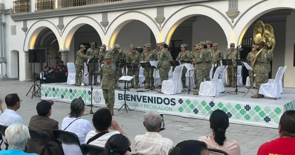 Imagen Banda de Música de la VI región militar ofrece gran concierto en el zócalo de Veracruz 