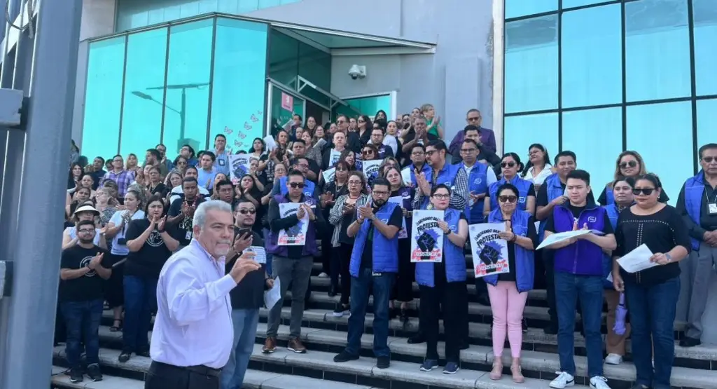 Imagen Trabajadores del Instituto Federal de la Defensoría Pública se manifestaron en el Palacio de Justicia de Boca del Río