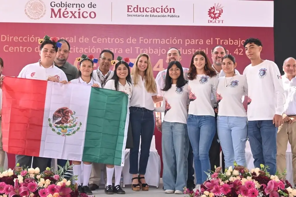 Imagen Celebran el Día internacional de la Mujer y la Niña en la Ciencia en el CECATI 42