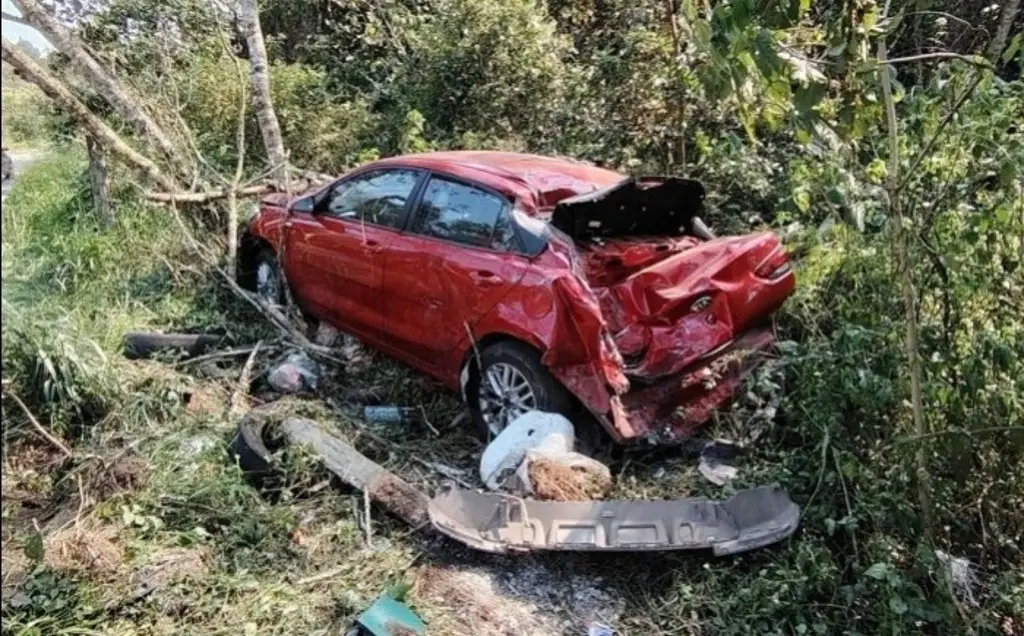 Imagen Fuerte accidente entre camión y carro deja 5 lesionados, entre ellos una mujer embarazada