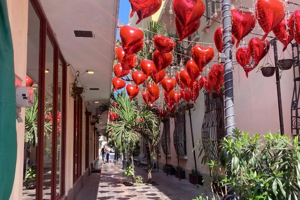 Imagen Callejón J.J Herrera se viste de corazones por Día de San Valentín en Veracruz