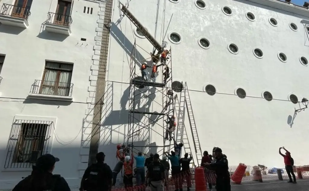 Imagen Trabajador queda colgado en andamio en Palacio de Gobierno de Veracruz