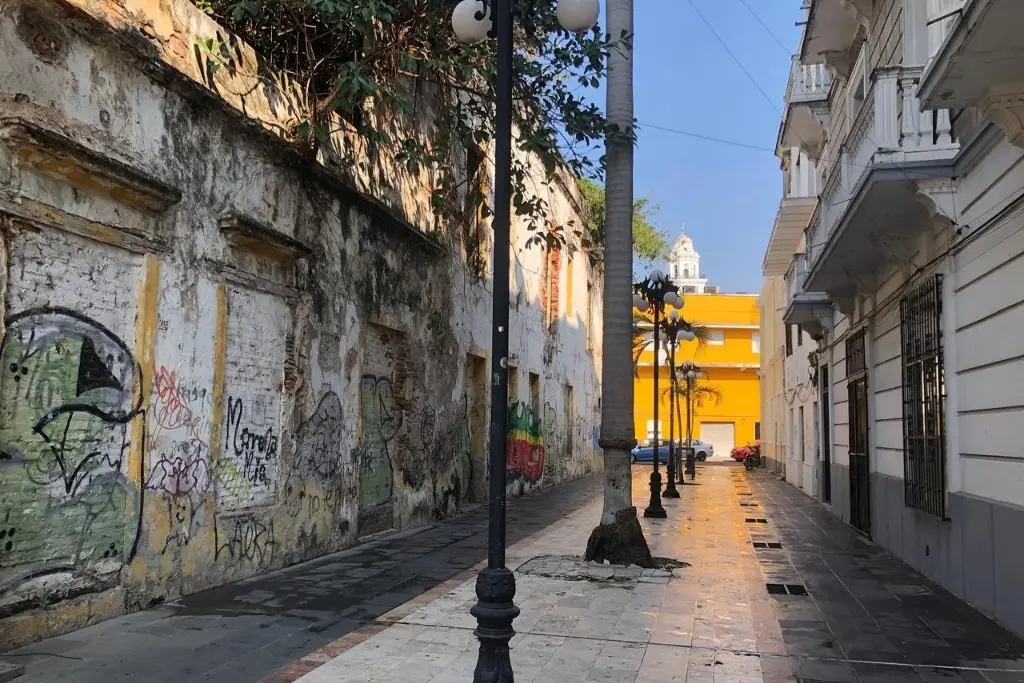 Imagen Usan callejones del centro de Veracruz como baños, paso de motos y para robos