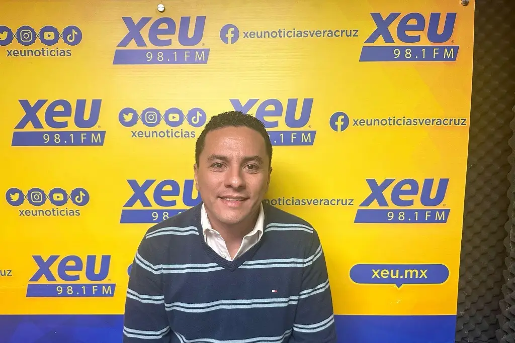 Imagen Gibran Pizarro cumple 100 programas de transmitir la lectura a radioescuchas de XEU 