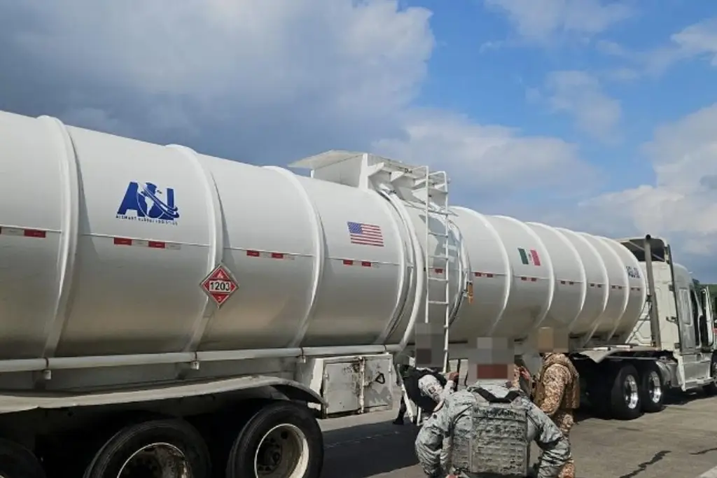 Imagen Vinculan a 'huachicolero'; transportaba miles de litros de gasolina en Veracruz