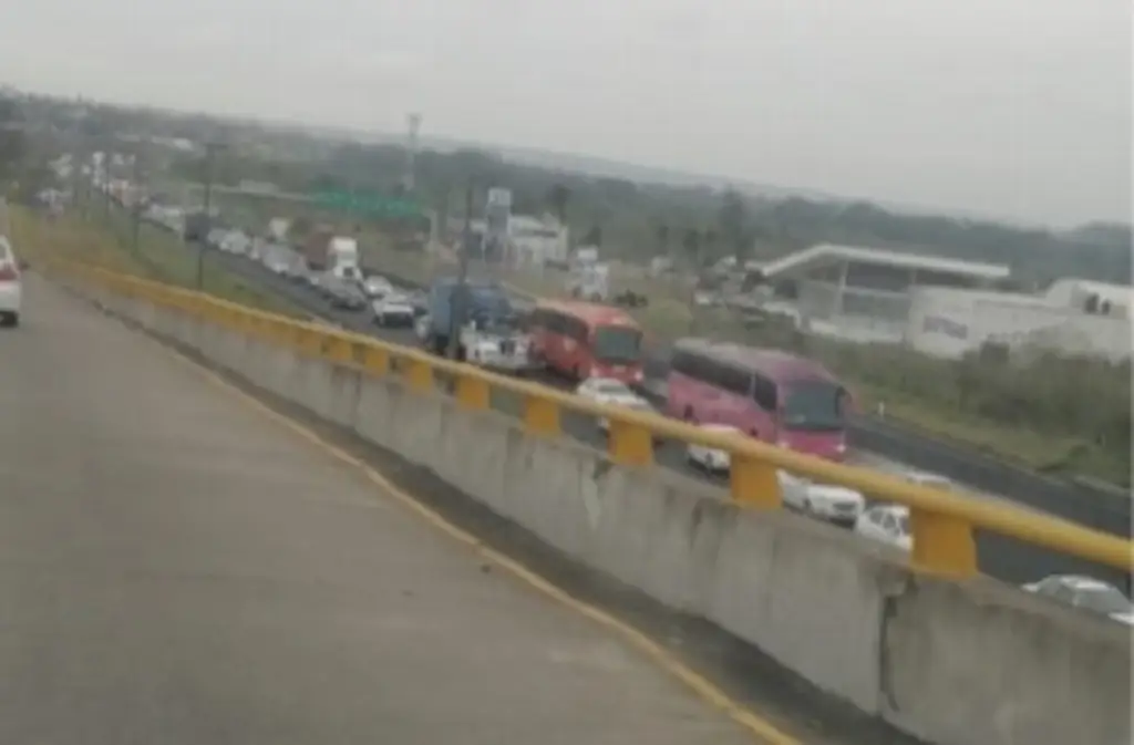 Imagen Tome precauciones, se registra caos vial en la autopista Veracruz-Cardel 