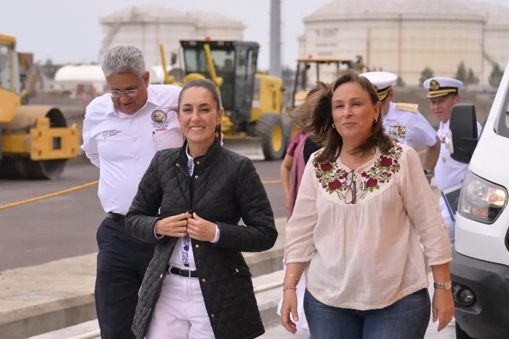 Imagen Claudia Sheinbaum llega a Veracruz; supervisa terminal de contenedores del puerto 