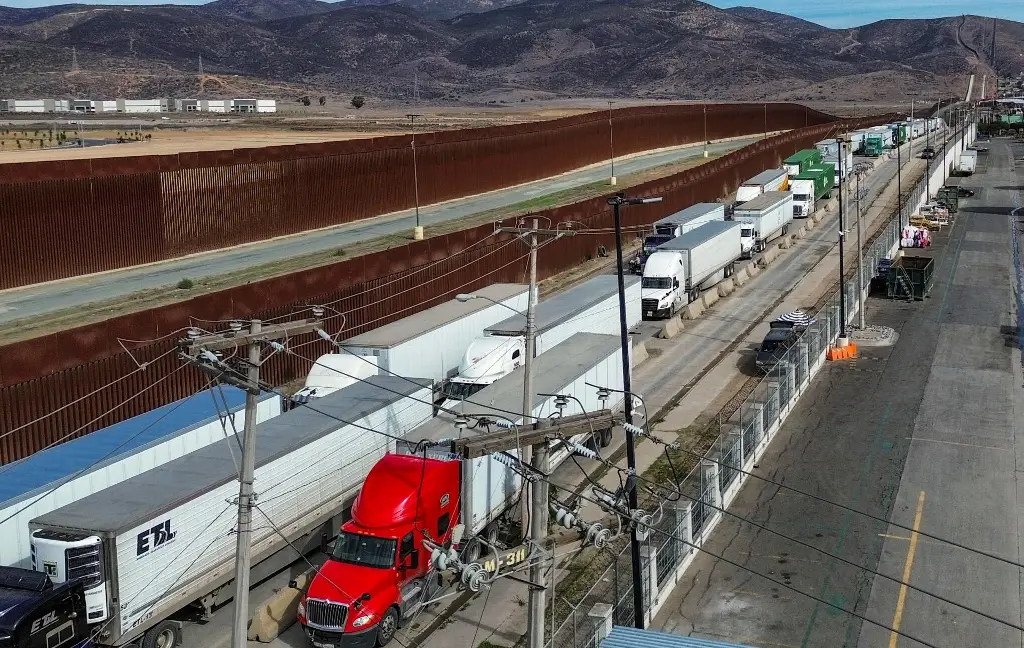 Imagen Exportadores tardan hasta 8 horas para cruzar de México a EU tras medidas de Trump